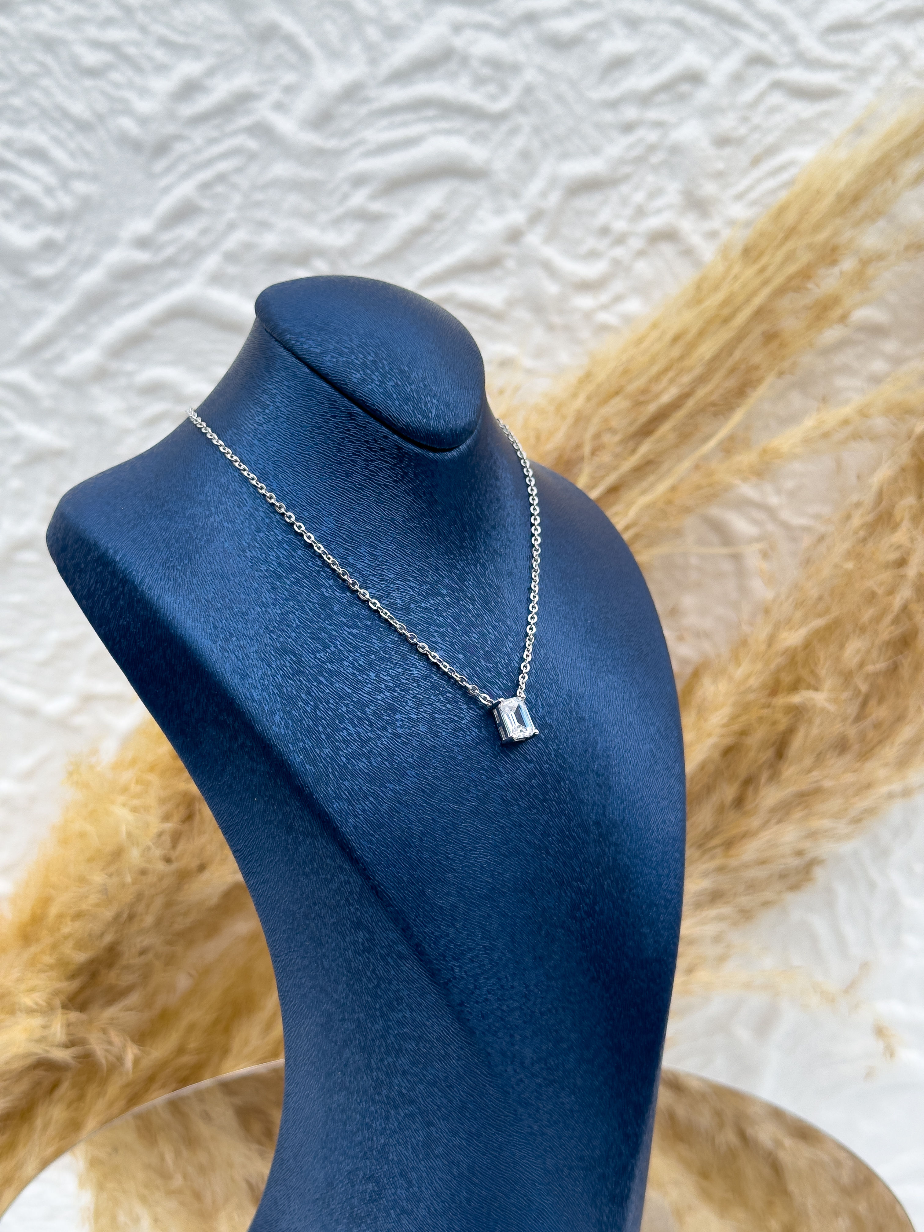 925 Ayar Gümüş Baget Taşlı Pırlanta Montür Kadın Kolye – Zarif ve Şık Hediyelik